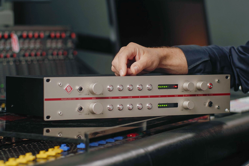 Neumann V 402 Và Nghệ Thuật Nghe Không Độ Trễ