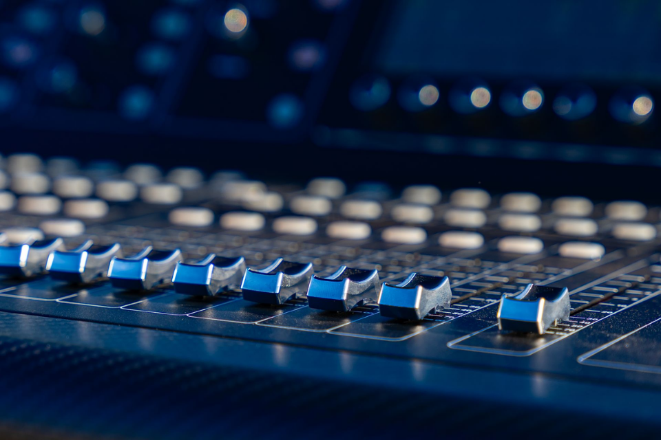 What Are the Differences Between Analog Mixers and Digital Mixers in Real-World Use?