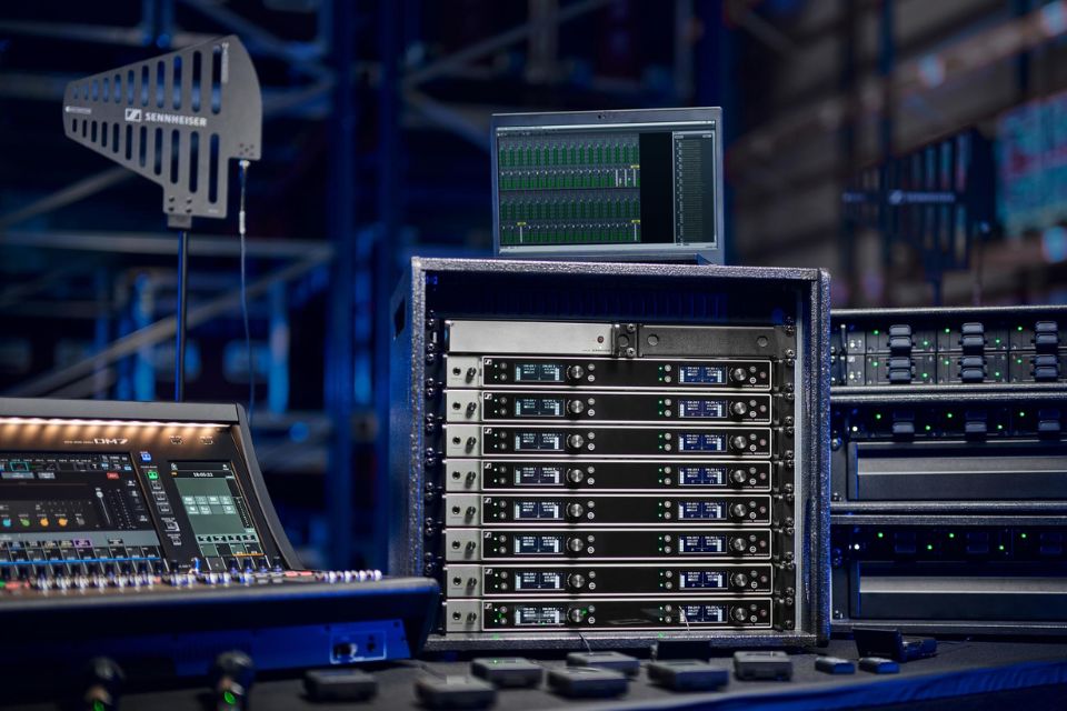 Professional Wireless Microphones: A Guide to Frequency Selection, Antennas & RF Deployment