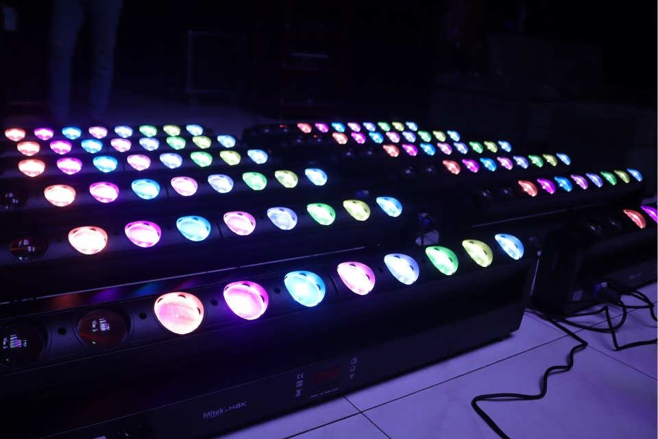 1040 Dot Batten-Tilt – Professional LED Moving Bar for Dynamic Stage Lighting Systems