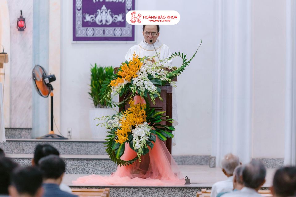 What does a basic Catholic church audio system configuration require?