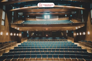 What factors affect the price of a conference hall sound system?