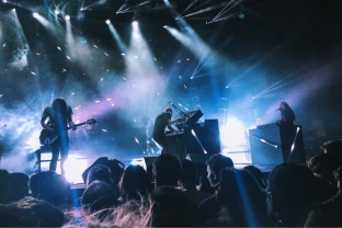 Why Does Large-Scale Live Sound Remain Clear Across the Entire Audience Area?