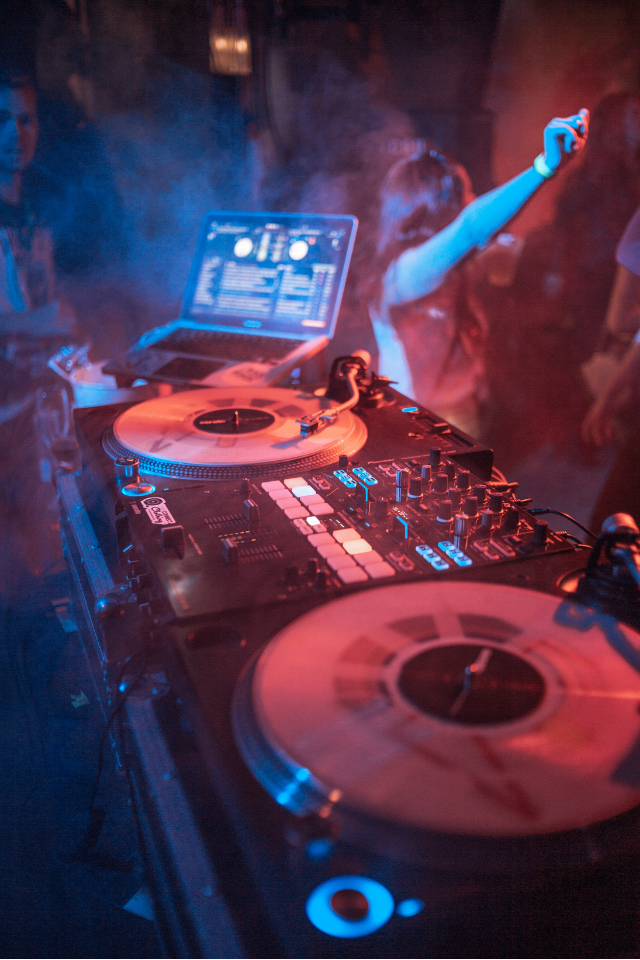 Ánh sáng đồng bộ theo nhịp nhạc và DJ set