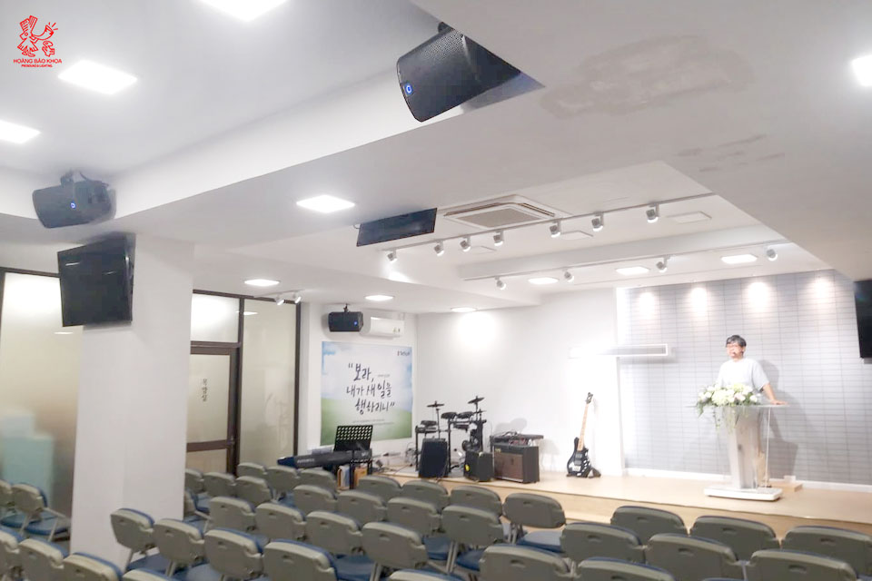 Thiết kế giải pháp <a href='https://hoangbaokhoa.com/bo-am-thanh-hoi-truong/bo-am-thanh-hoi-truong.php' title='hệ thống âm thanh hội trường'>hệ thống âm thanh hội trường</a> đồng bộ 