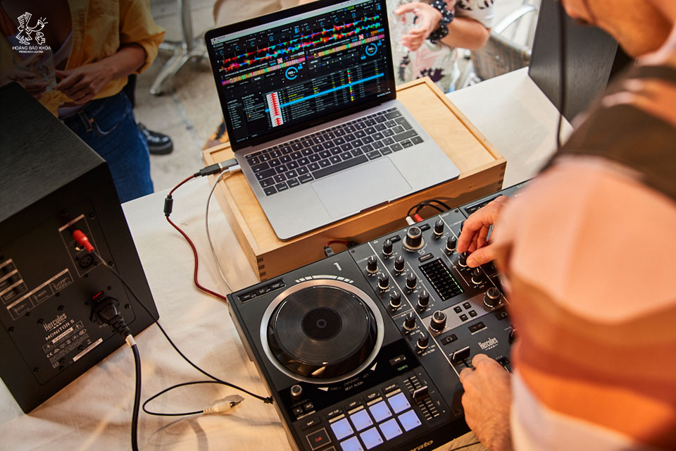 Bàn DJ Hercules - Bắt đầu học DJ cần những gì