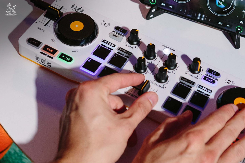 DJControl Mix – Bàn DJ cho người mới bắt đầu