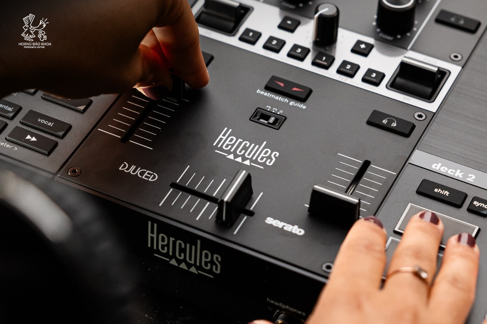 DJControl Inpulse T7 – Vinyl-Style Design for the Modern DJ