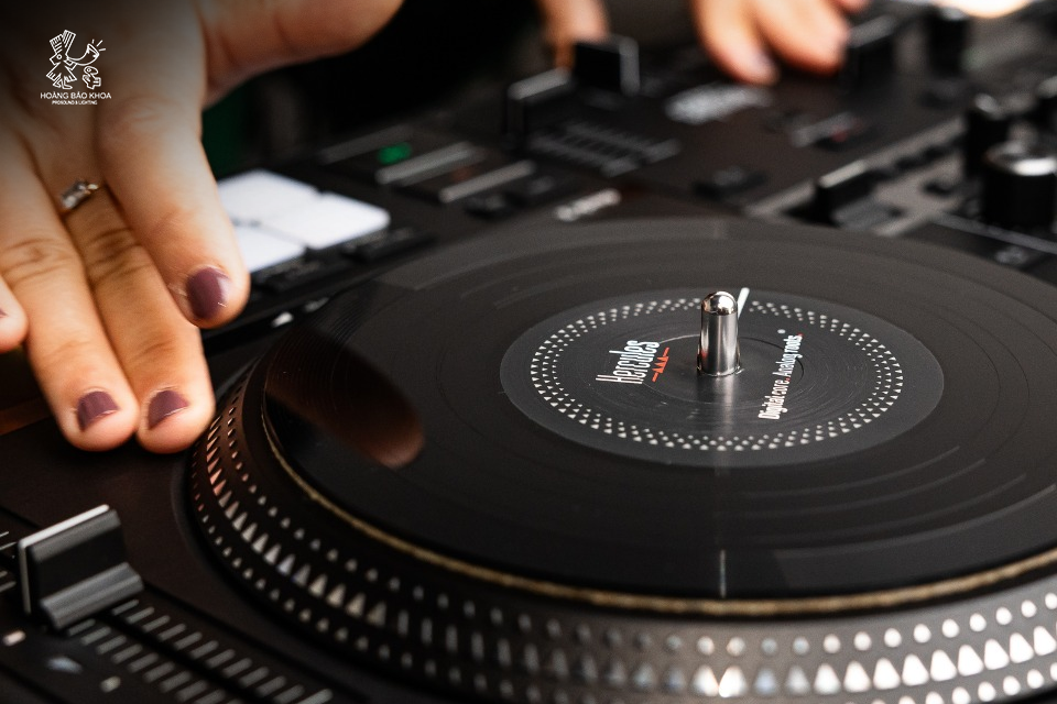 DJControl Inpulse T7 – Who Should Choose the Hercules Inpulse T7?