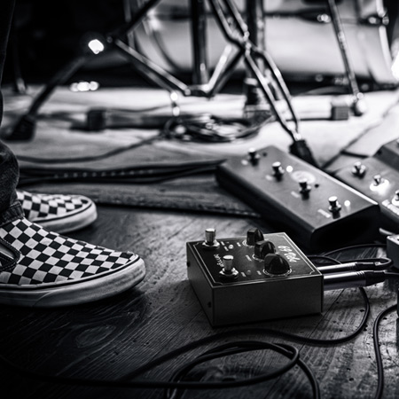 Pedal with Footswitchable Modes Behringer 69 VIBE