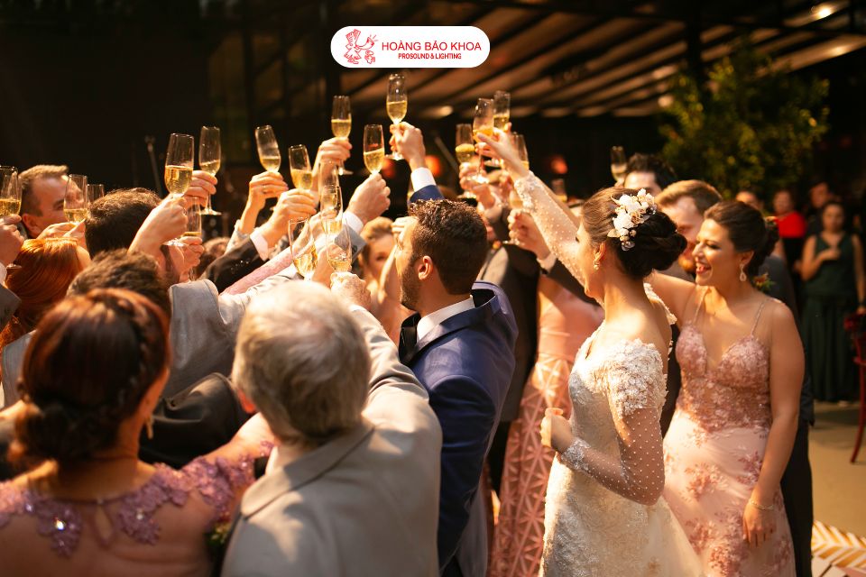 Ánh sáng tiệc cưới