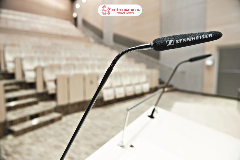 How to Choose Microphones for Conference Halls