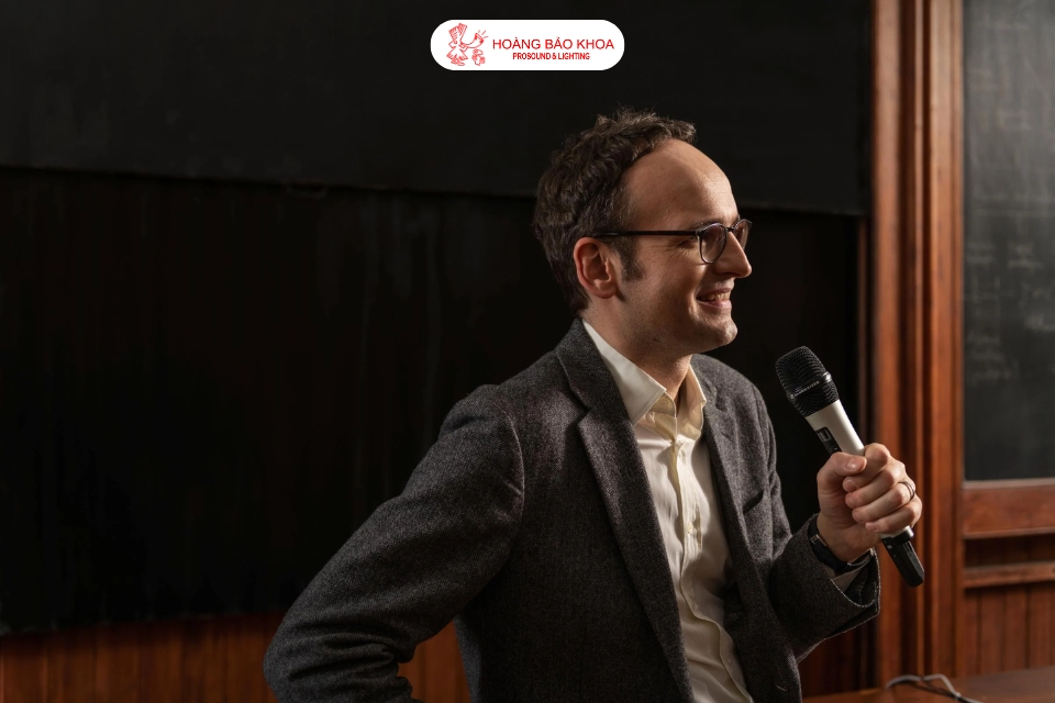 How to Choose Microphones for Conference Halls