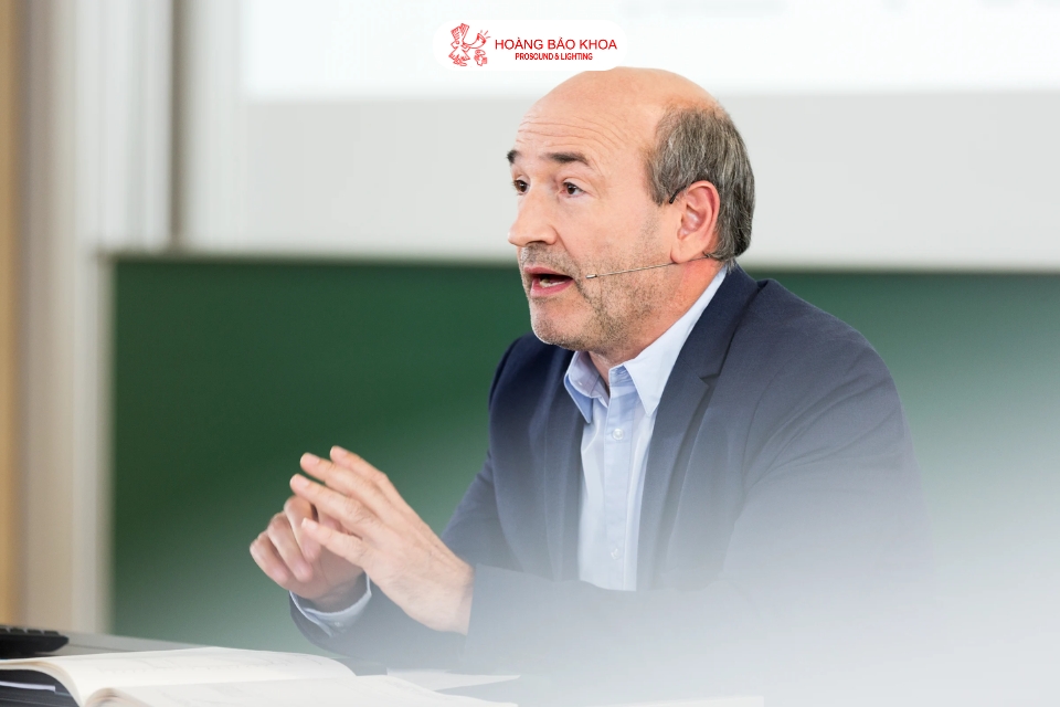 How to Choose Microphones for Conference Halls