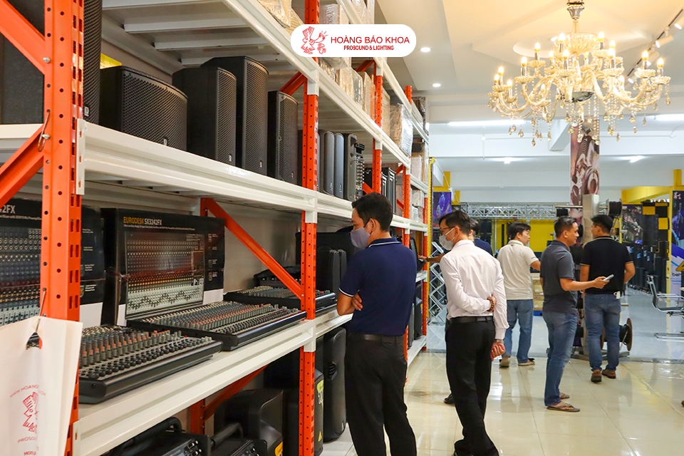 Vì sao nhà thờ thường bị hú micro?