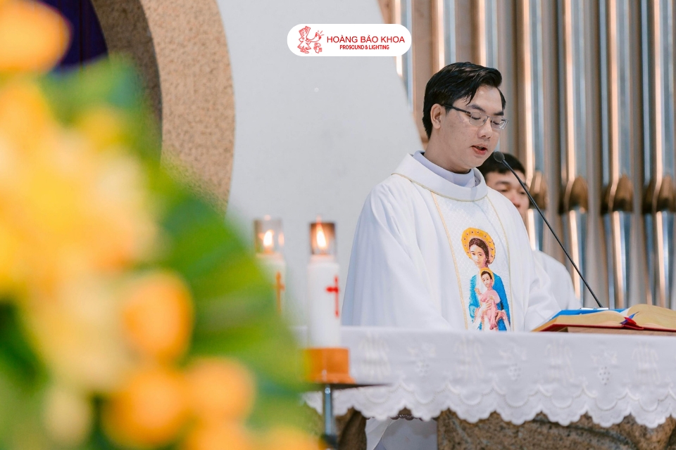 Vì sao nhà thờ thường bị hú micro