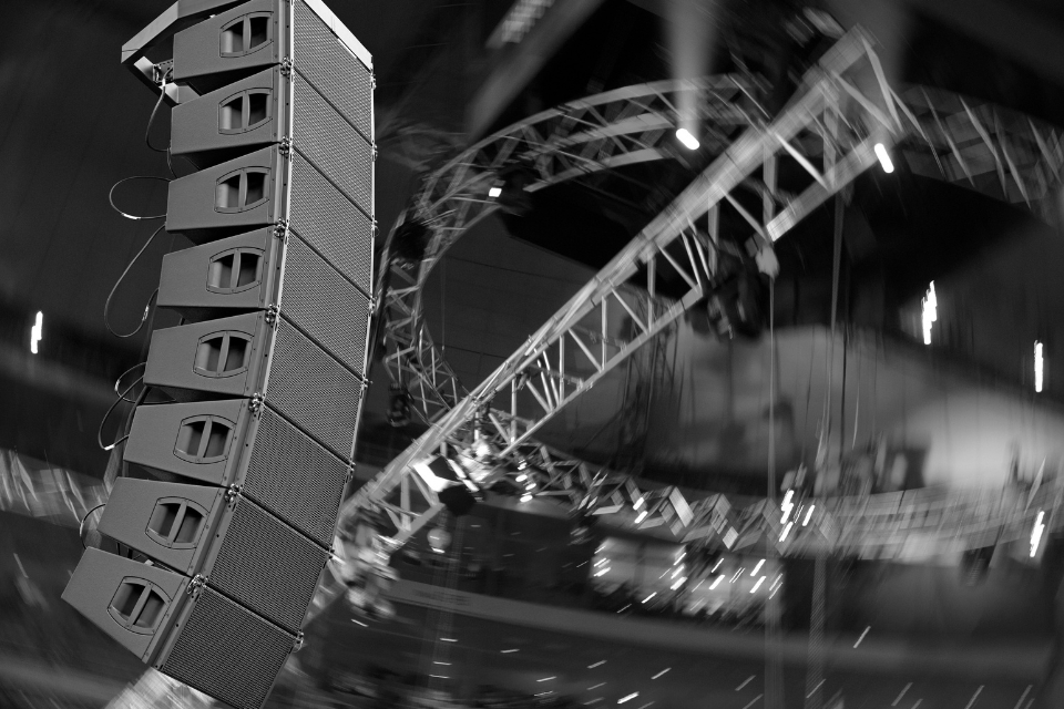 So sánh Loa cột Column Array và Line Array cho nhà thờ