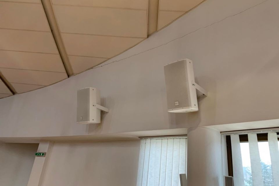 So sánh loa treo tường và loa cột cho nhà thờ