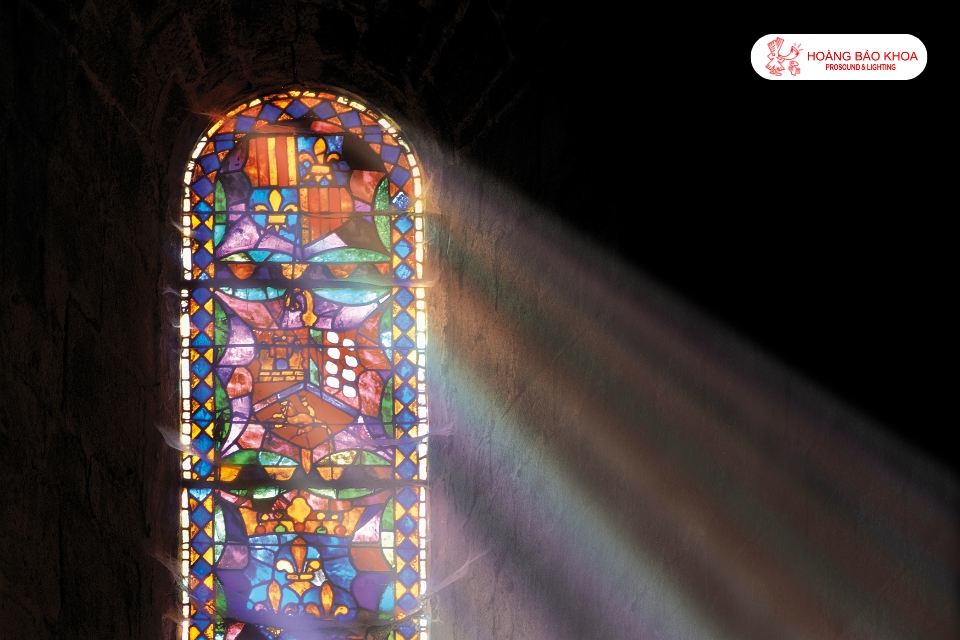 Church loudspeaker system design solution for semi-circular floor plans with poor acoustics