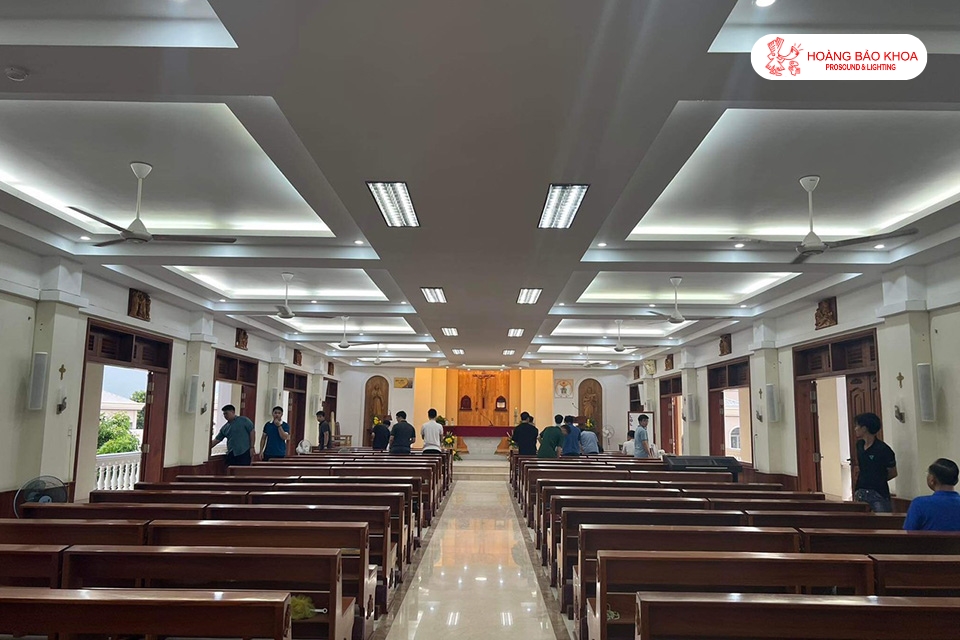 Church loudspeaker system design solution for semi-circular floor plans with poor acoustics
