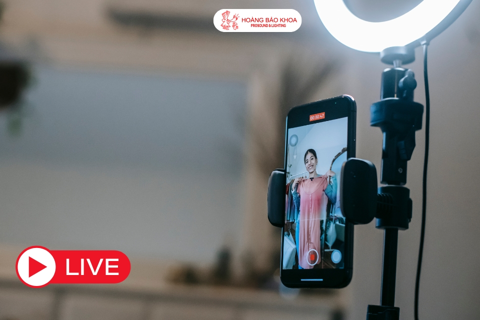 Livestream điện thoại khác gì máy tính?
