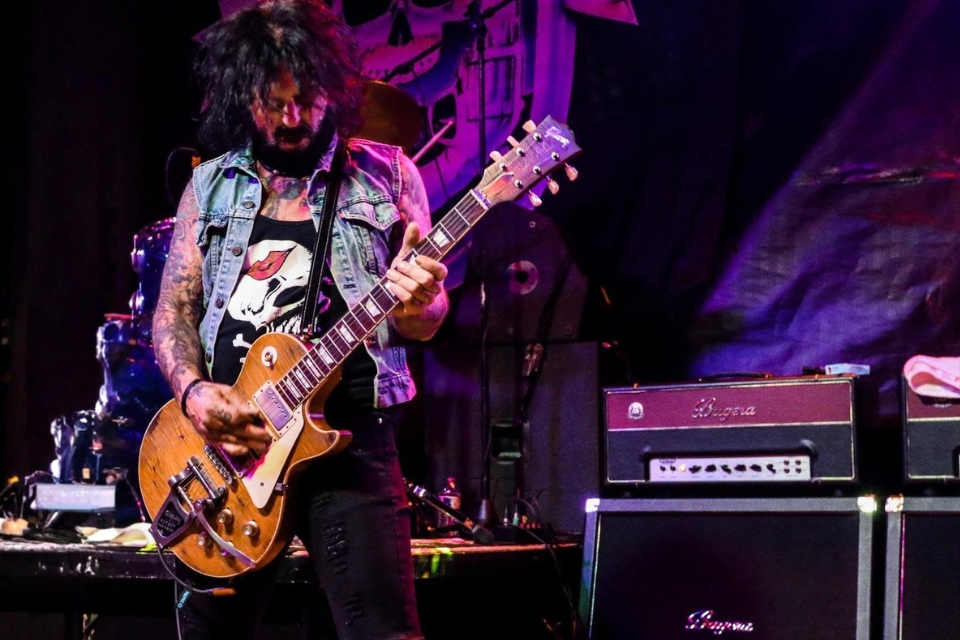 How does a bass amp work?