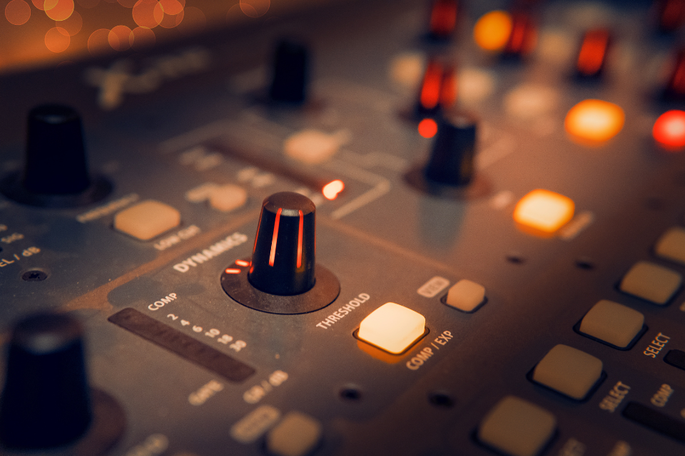 Karaoke-speaker-distortion-at-high-volume-causes-and-effective-prevention