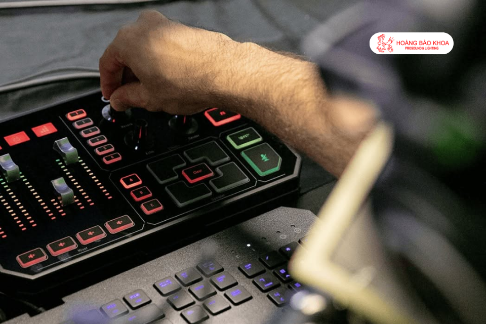 Easy Multi-Channel Audio Management with Physical Faders