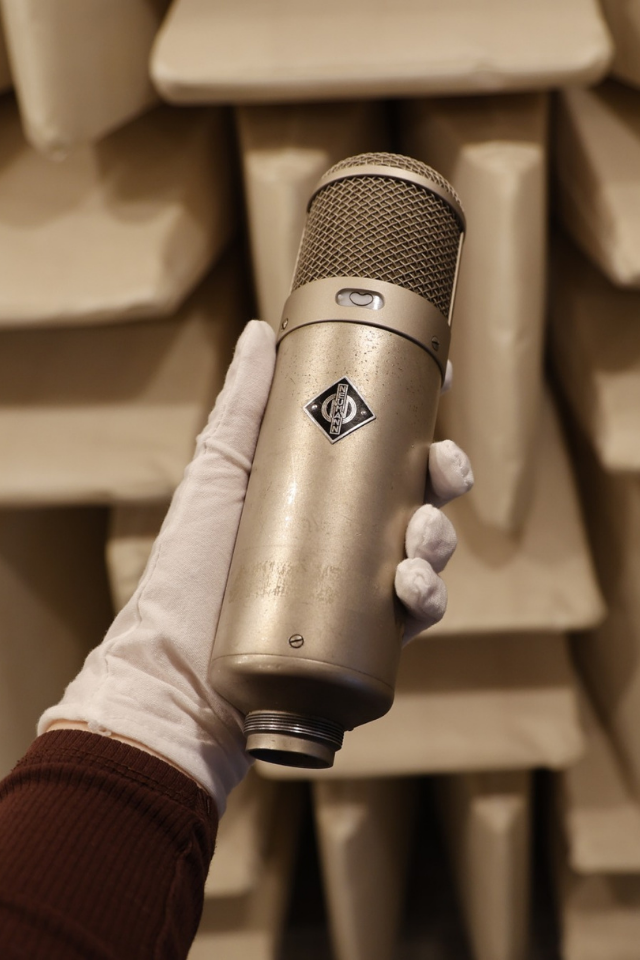 Risks of unauthorized repairs for Neumann microphones