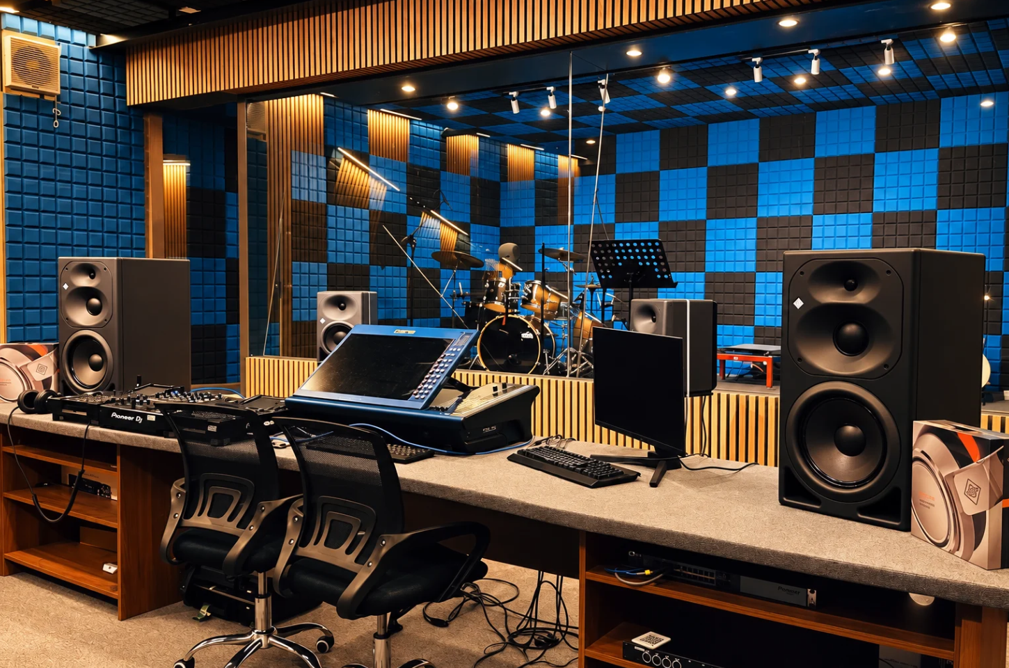 Neumann Studio Hoàng Bảo Khoa