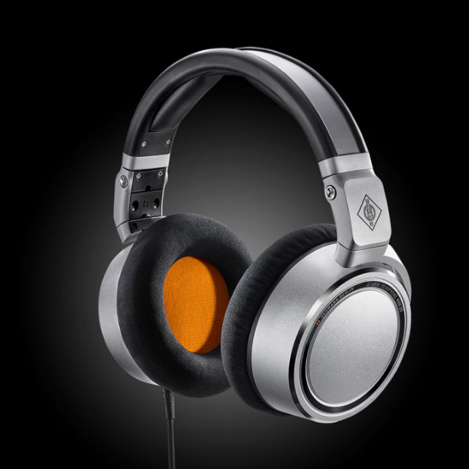studio-monitor-headphones-vs-regular-headphones-what-Is-the-difference