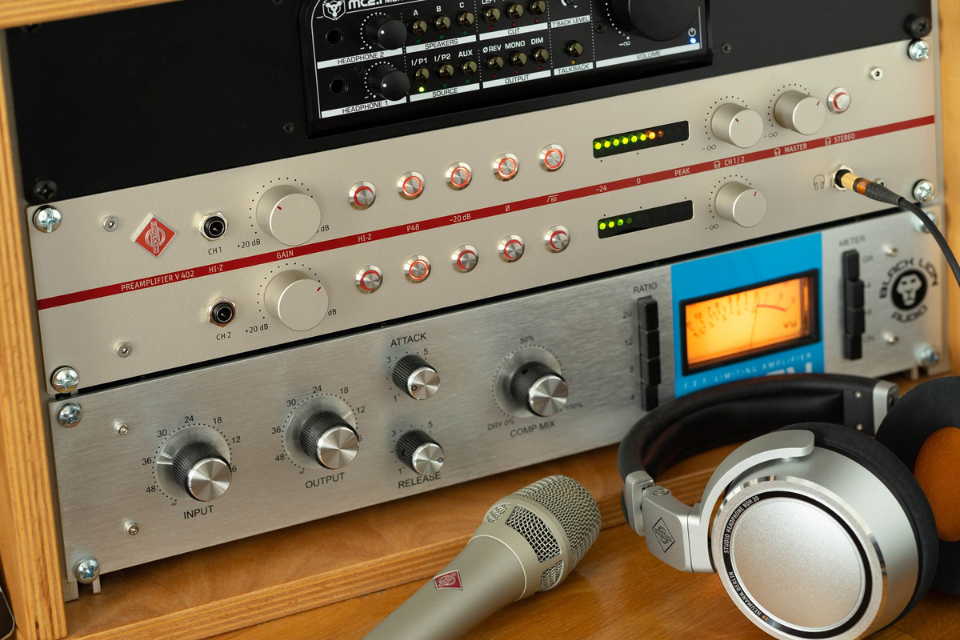 Neumann V 402 And The Art Of Zero - Latency Monitoring