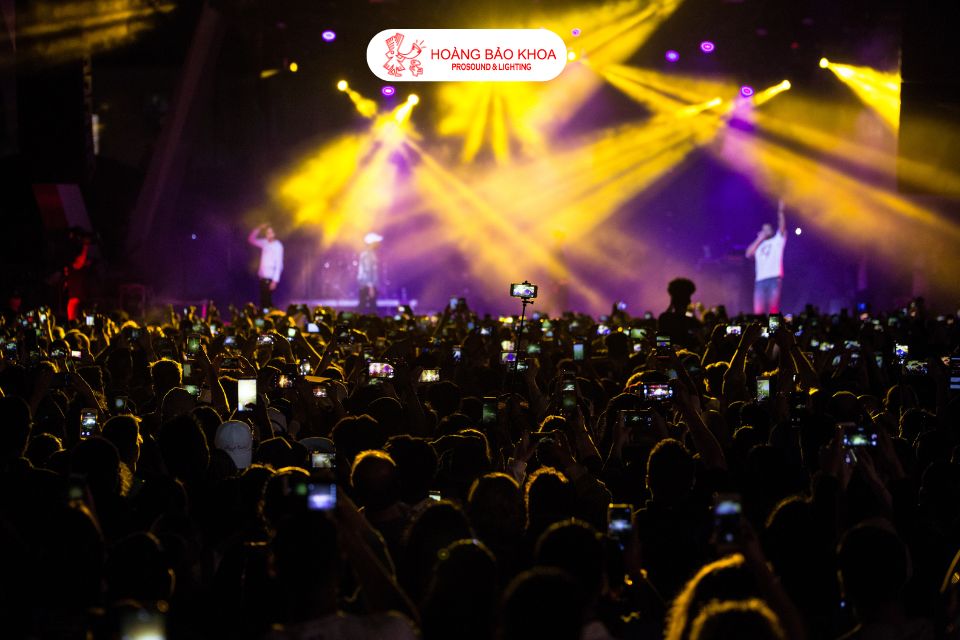 Requirements for touring speakers to perform effectively on live stages