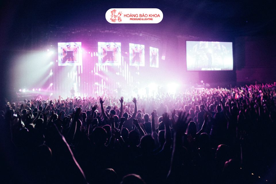 Requirements for touring speakers to perform effectively on live stages