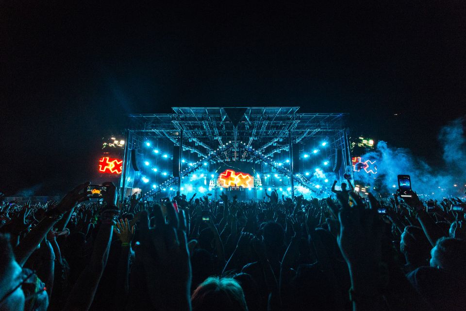 Nên dùng loại đèn sân khấu nào cho event ngoài trời / trong nhà?