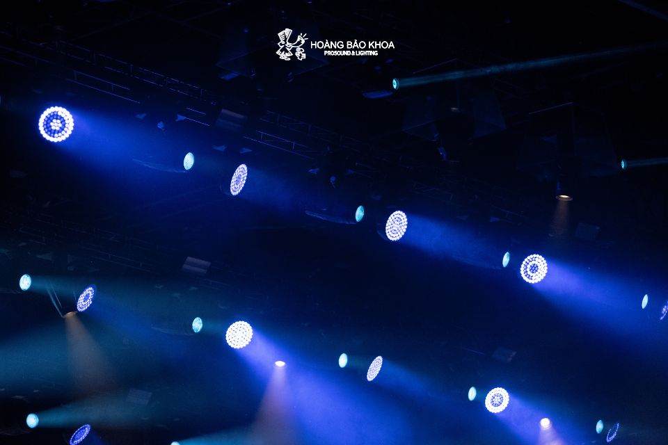 Nên chọn thương hiệu nào uy tín cho đèn sân khấu chuyên nghiệp?