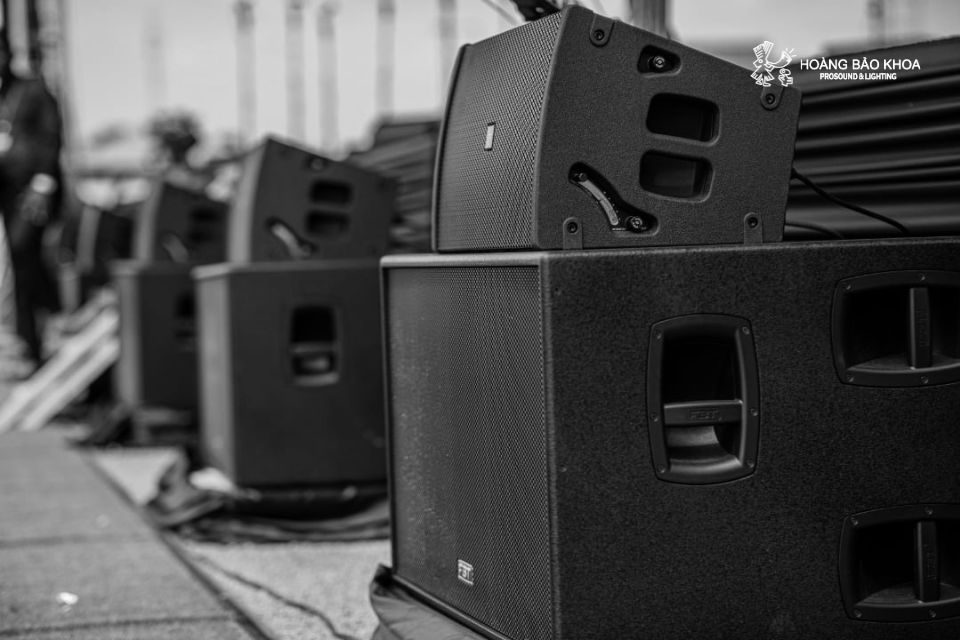 Loa tour diễn cần phụ kiện & kỹ thuật gì để chạy show nhiều ngày liên tục?