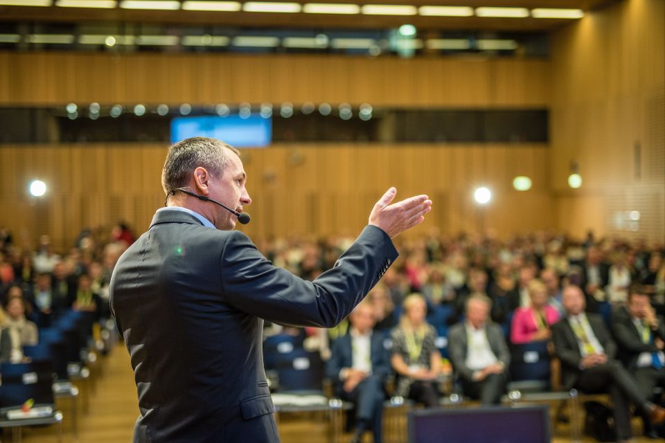 Audio and lighting consultation for small auditoriums &ndash; efficient and cost-effective setup