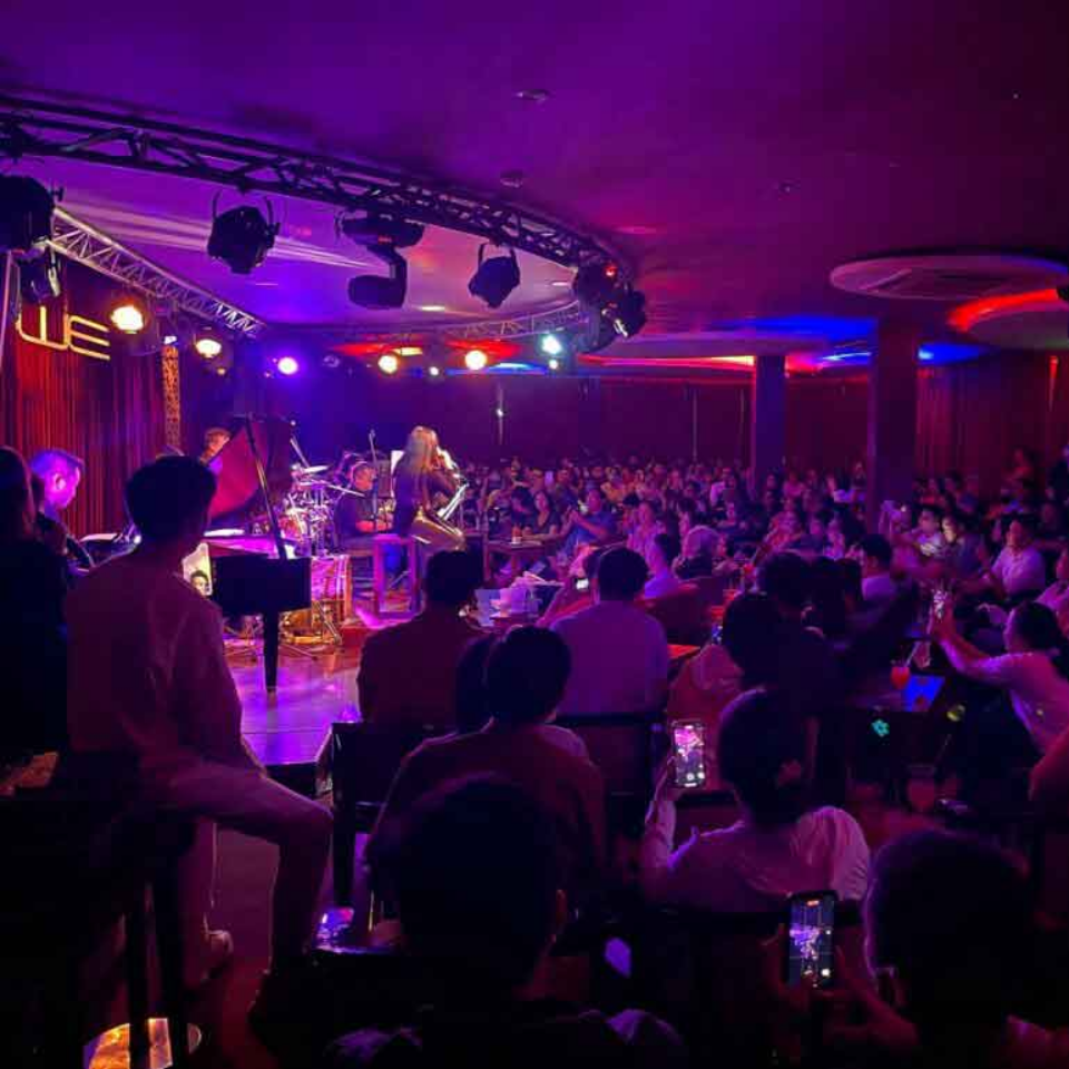 Low ceiling characteristics in music lounge spaces