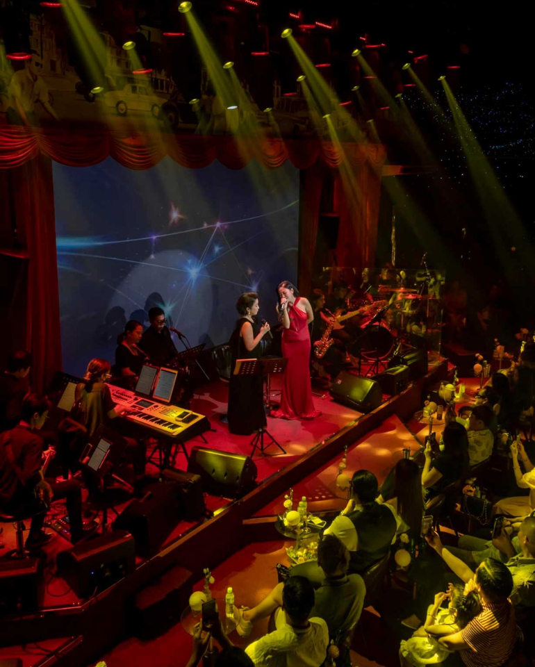 Lighting solutions for music lounge venues impacting audience emotions