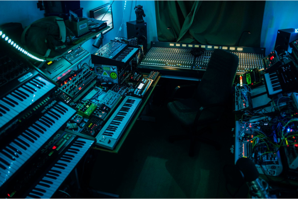Tai-sao-mixer-behringer-lai-duoc-ua-chong-trong-phong-thu