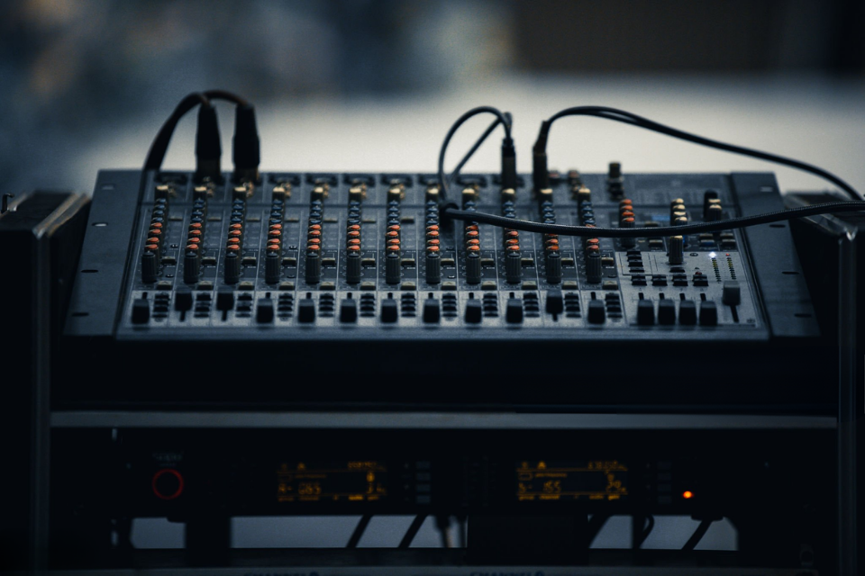 Mixer-digital-so-voi-mixer-analog-lua-chon-nao-phu-hop-cho-nguoi-moi