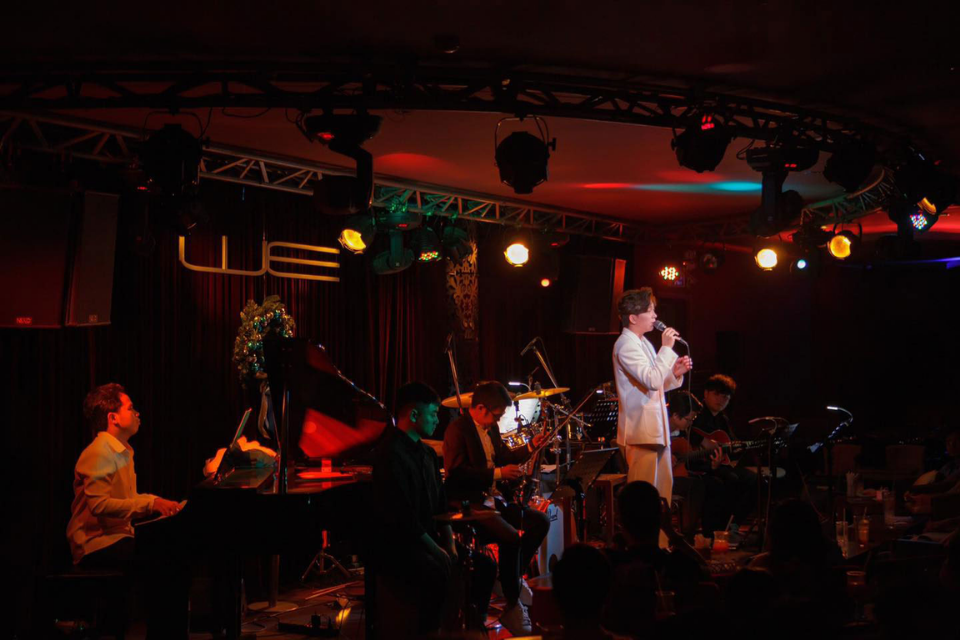 Integration of lighting and sound systems in music lounge venues