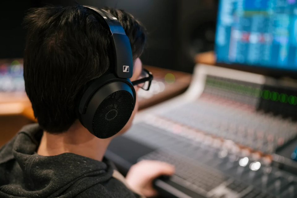tai nghe Sennheiser trong quá trình thu âm