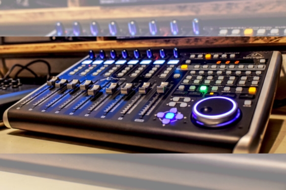 X-TOUCH: Bộ Điều Khiển DAW Chuyên Nghiệp Hay Mixer Đa Năng?