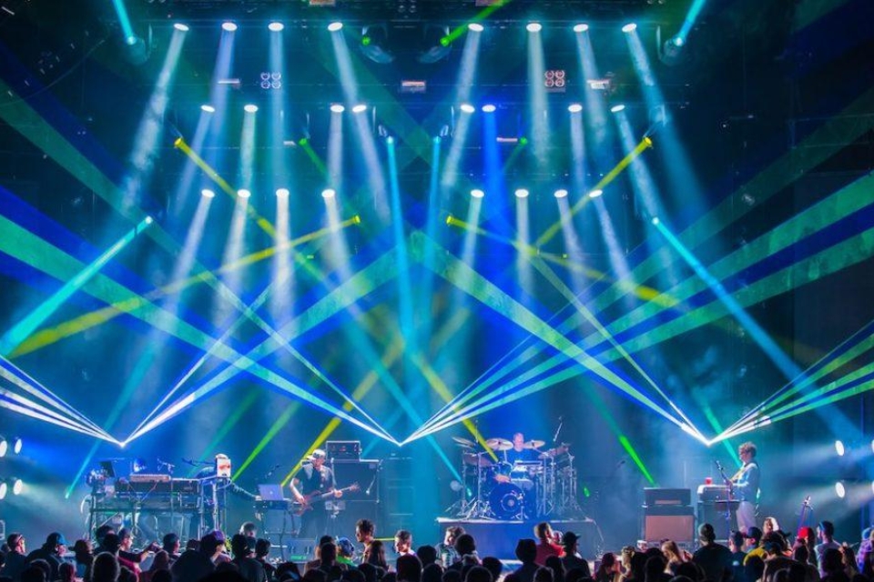 Key Factors to Consider When Choosing Moving Head Fixtures for Professional Stage Lighting
