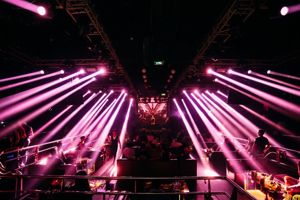 Cách Lựa Chọn Đèn Beam Cho Bar, Club Và Sân Khấu Biểu Diễn