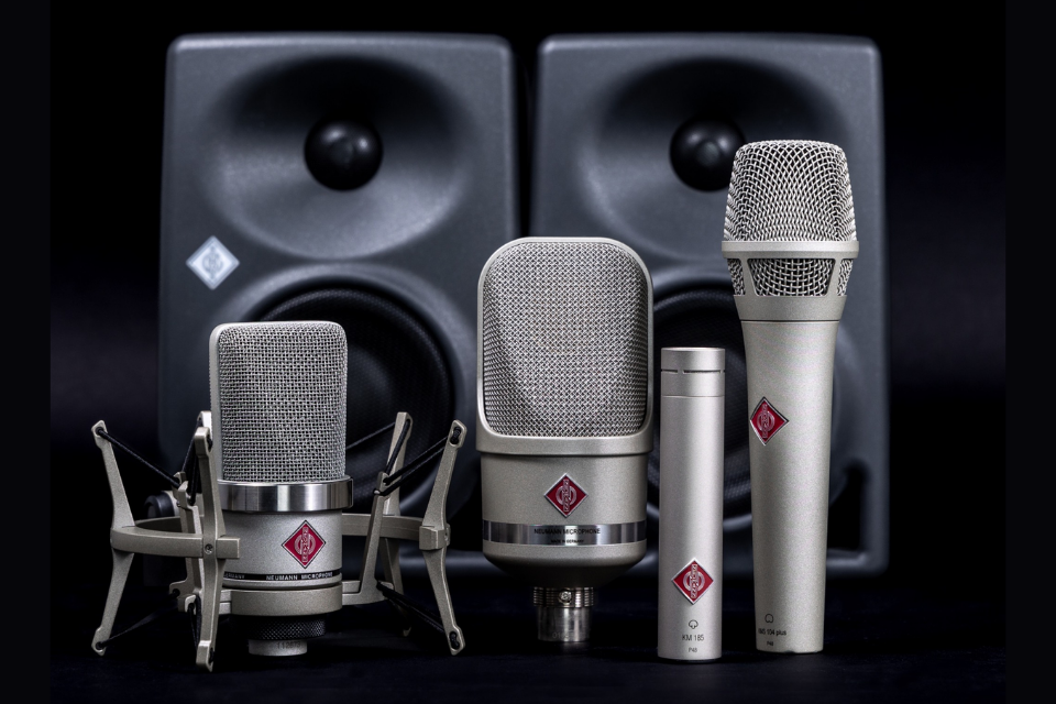 Why Does Neumann Recommend Warranty Service at Authorized Service Centers?