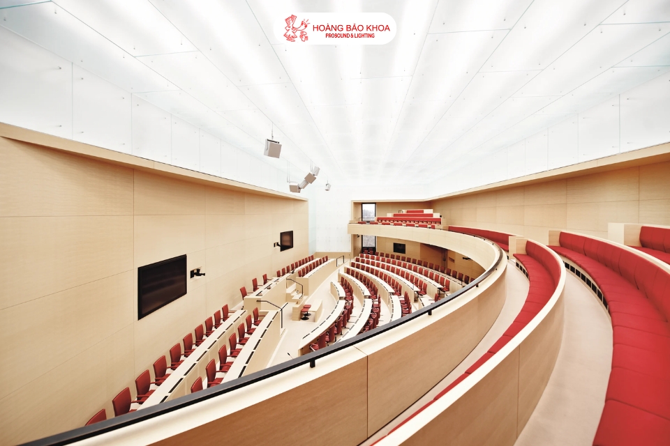 How to Choose the Right Microphone for Conference Hall Audio Systems