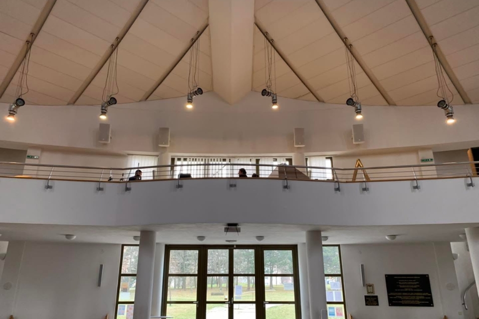 So sánh Loa cột Column Array và Line Array cho nhà thờ